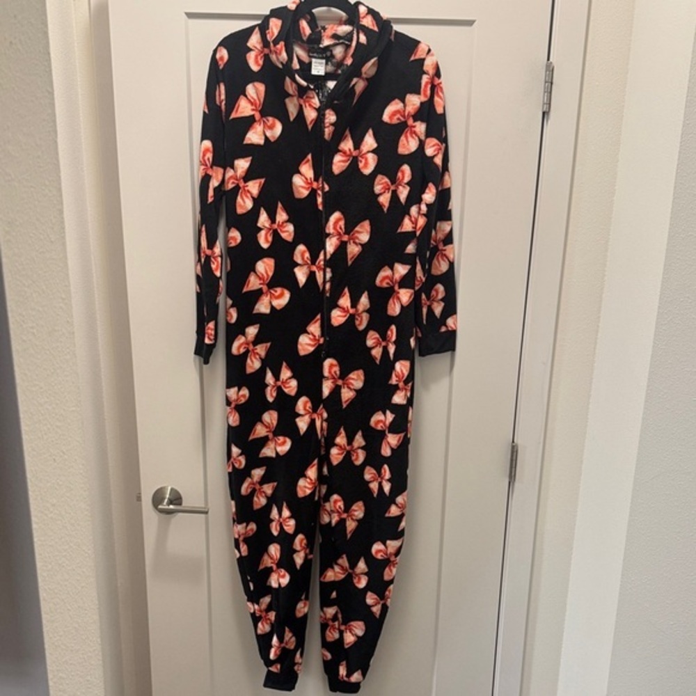 🆕 Un-bearably Cute Bow Print Pajama Hooded Onesie. M. NWT!💥❤️💥